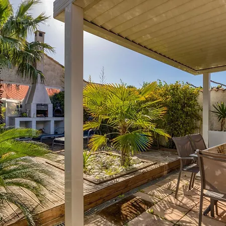 Les Palmiers Holiday home
